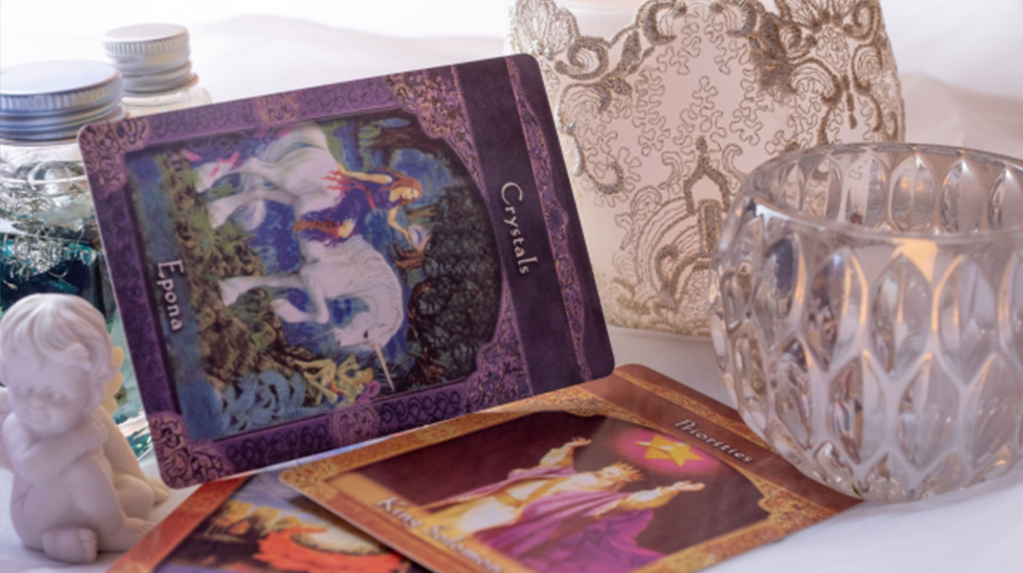 スピリチュアル占い体験レッスンで、タロットカードリーディングをする